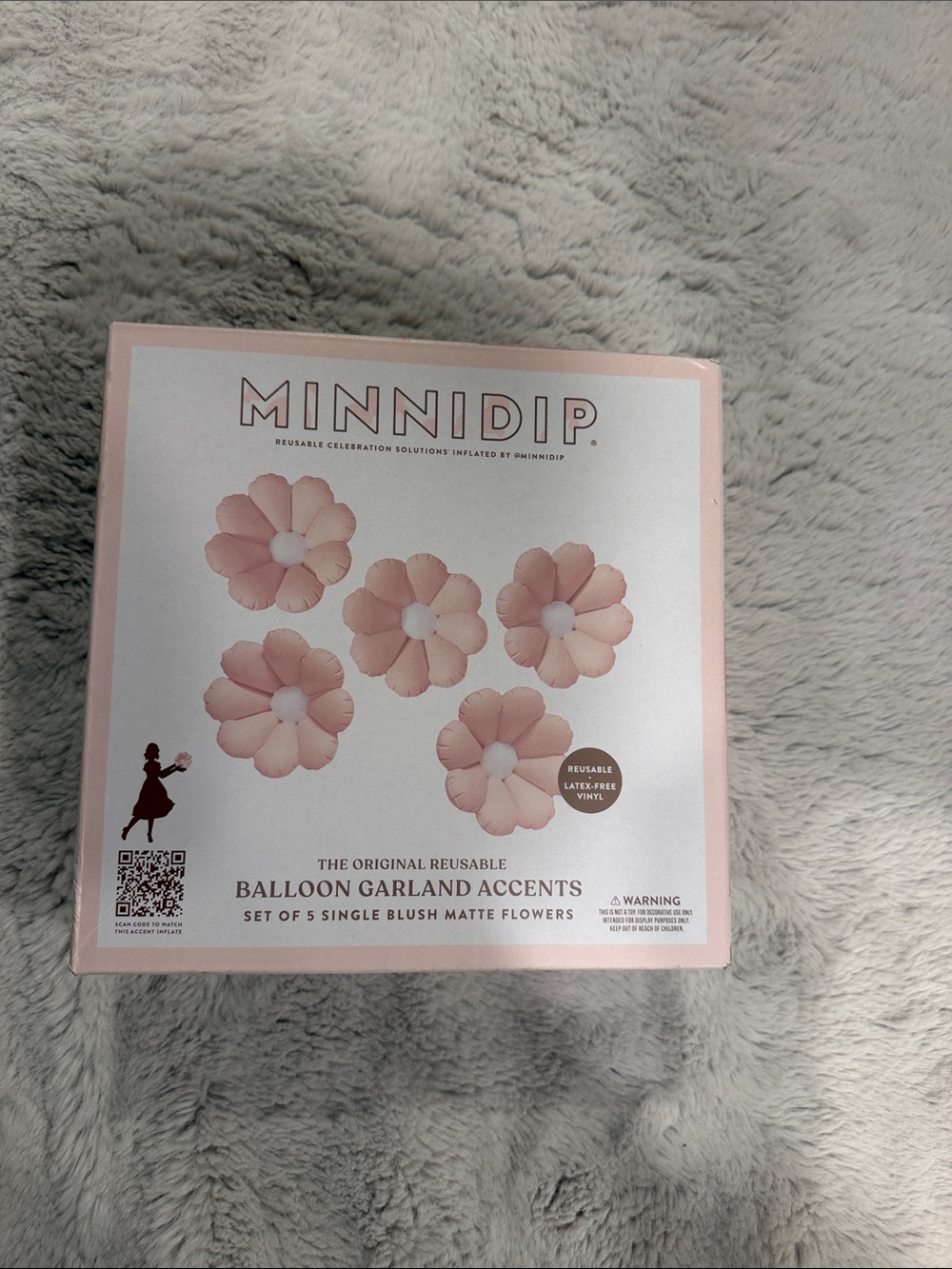 Minnidip balloon garland accents blush matte flowers